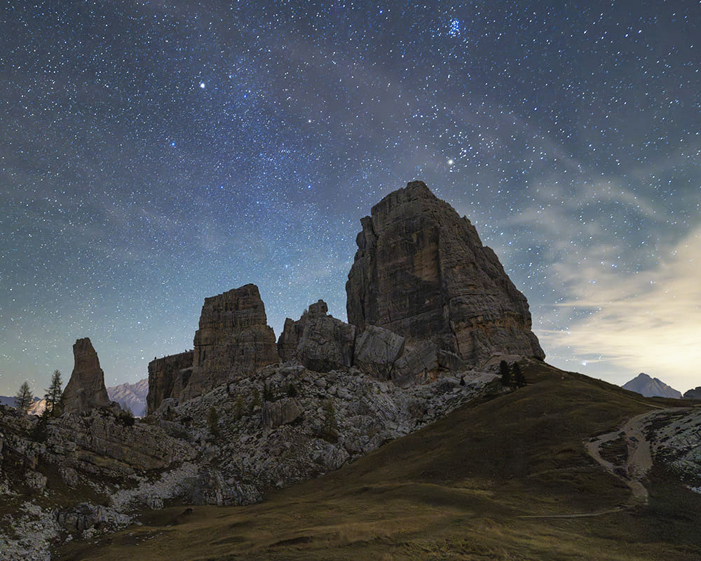 Profilo notturno con cielo stellato di una montagna in cima alle alpi